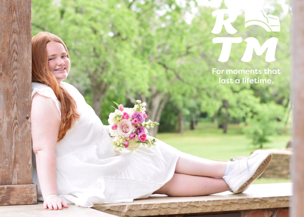 senior pictures; girl holding flowers