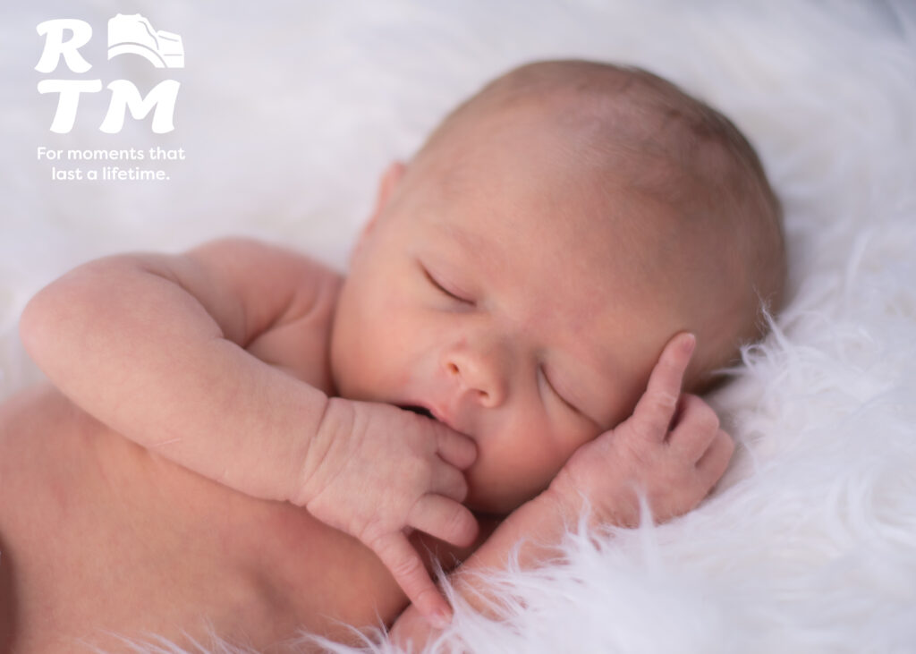 newborn baby sucking his thumb/Arlington photographer
